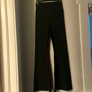 AERIE CROSSOVER FLARE LEGGINGS. GREAT CONDITION. SIZE LARGE. FREE SHIPPING.